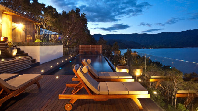 Split Apple Retreat pool deck sea view big bu